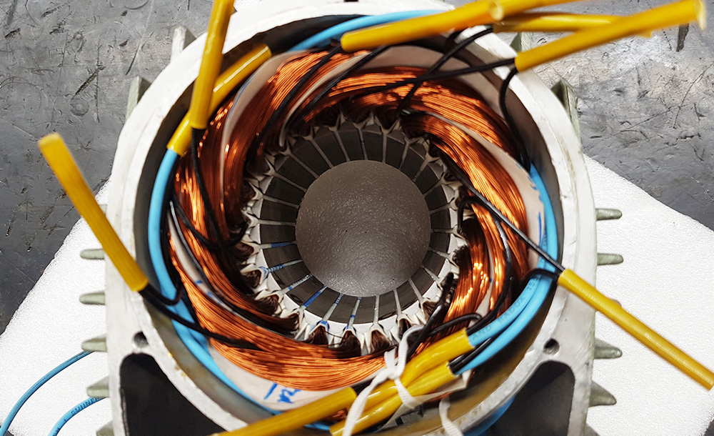 Elektromaschinenbau bei elektro SEIDINGER – Stator eines Elektromotors mit Kupferwicklungen während der Reparatur