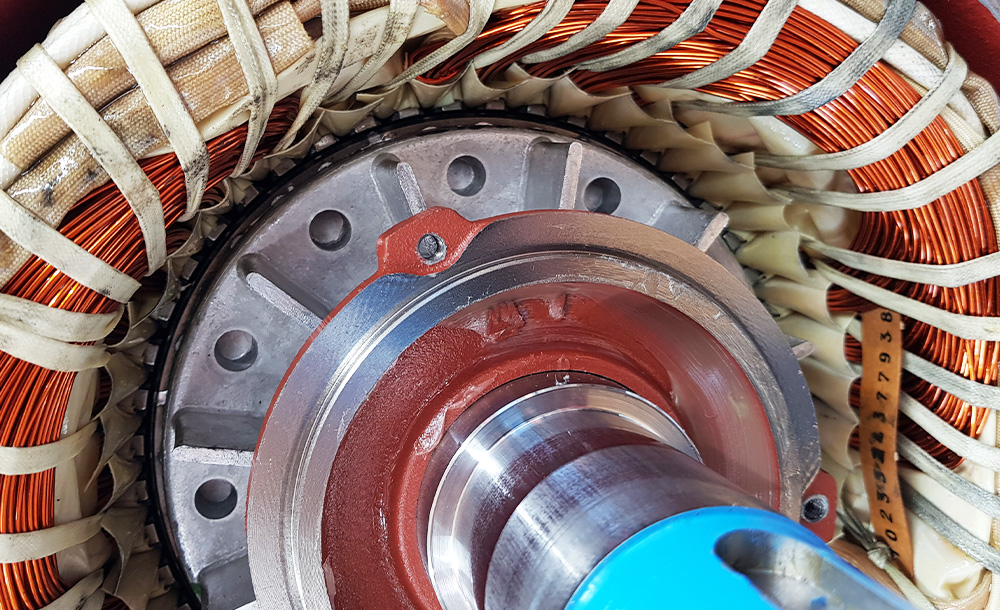 Elektromaschinenbau bei elektro SEIDINGER – Elektromotor mit Kupferwicklungen, Rotorwelle und Lagerbereich
