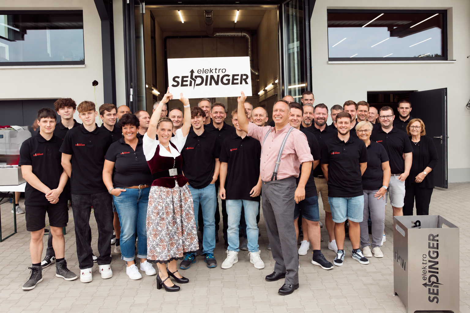 Elektro Seidinger Team vor neuer Werkstatt 2025-07-25